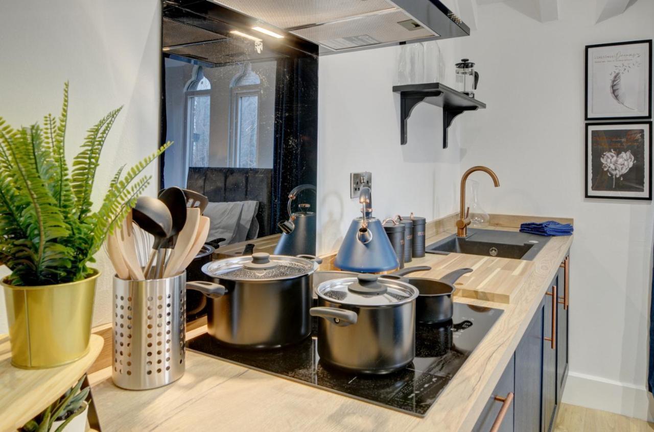 The Old Vicarage - Secure Parking, Fast Wifi, Garden Villa